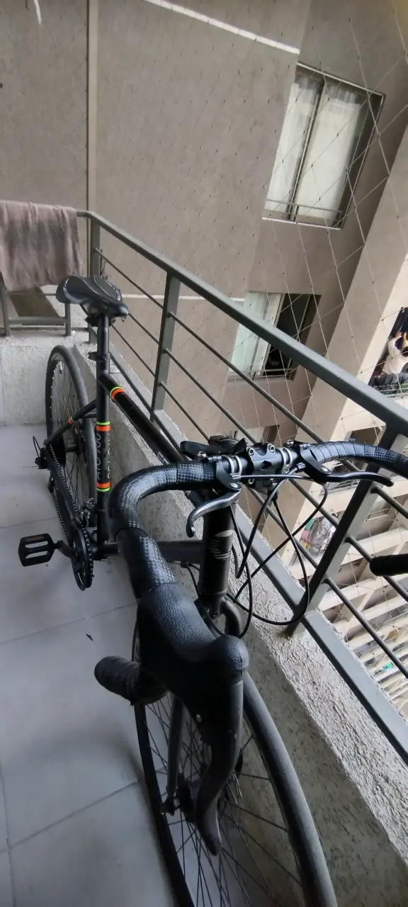 Bicicleta de ruta negra - 2