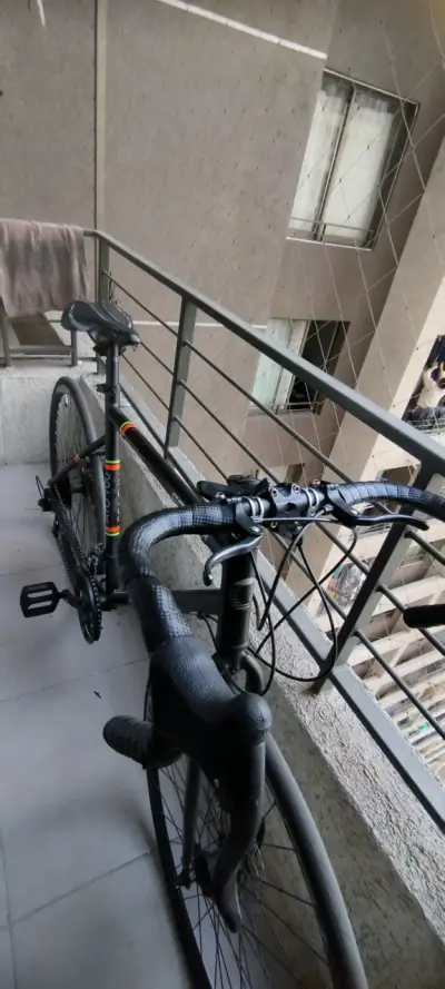 Bicicleta de ruta negra - miniatura 2
