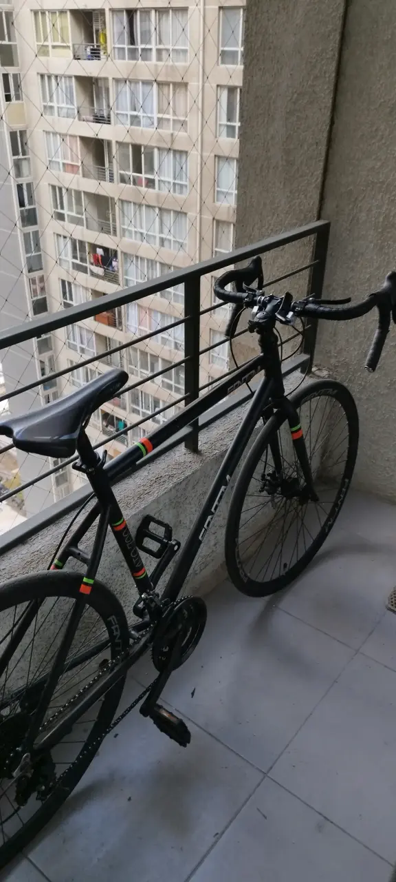 Bicicleta de ruta negra - 4