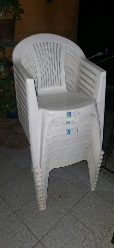Silla plástica blanca - miniatura 2