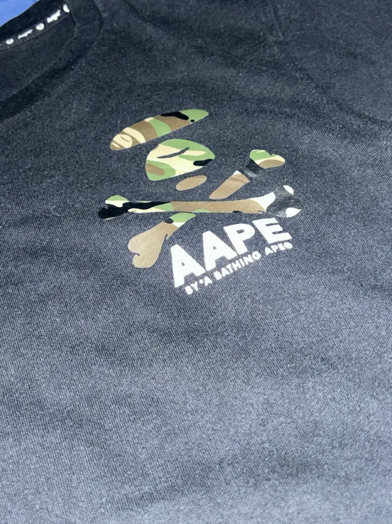 Polera negra AAPE con estampado - 2