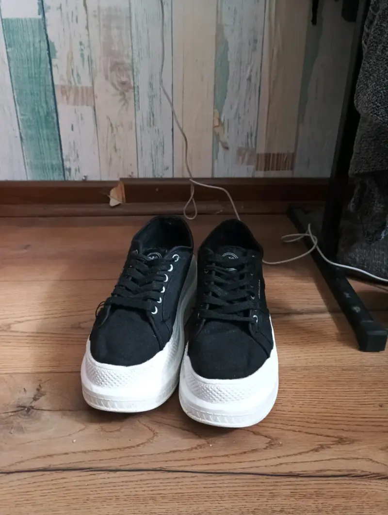 Zapatillas negras casuales - 1