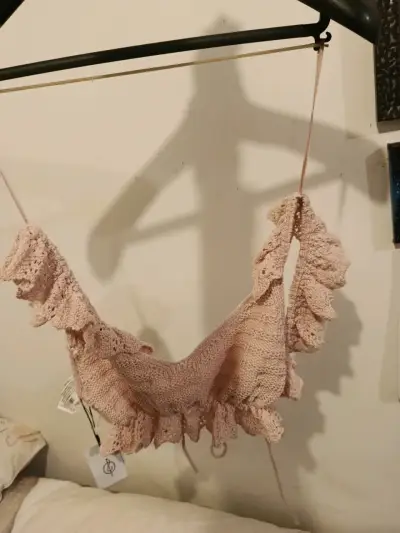 Top tejido rosa con volantes - miniatura 1