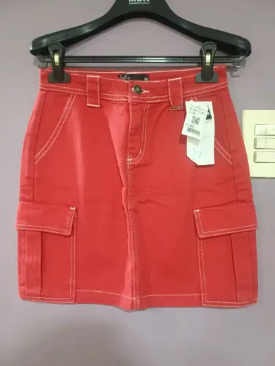 Falda roja de bolsillo - miniatura 1