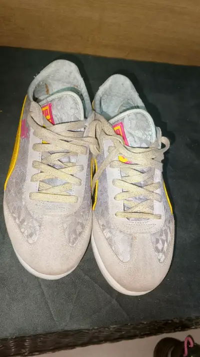 Zapatillas deportivas grises y amarillas - miniatura 1