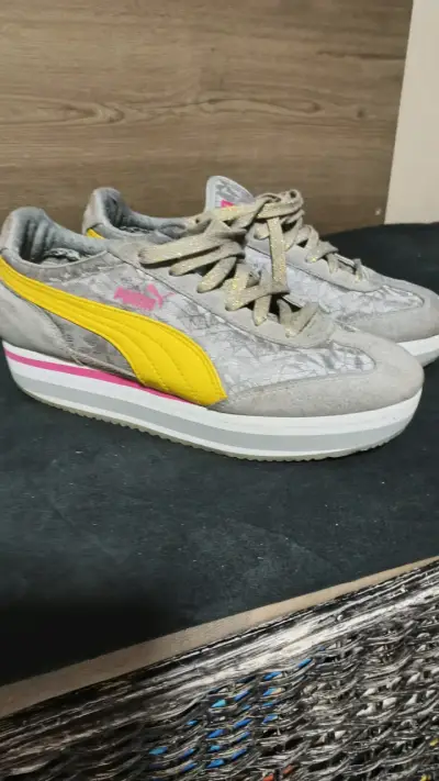 Zapatillas deportivas grises y amarillas - miniatura 2