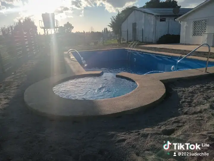 Piscina con jacuzzi exterior 938829024 - 1