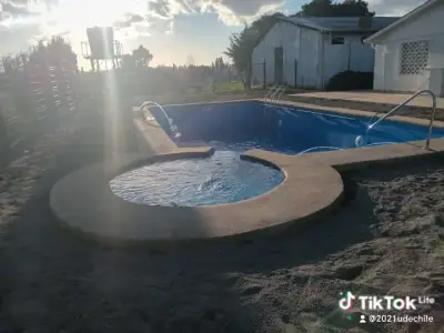 Estructura de piscina en construcción - miniatura 2