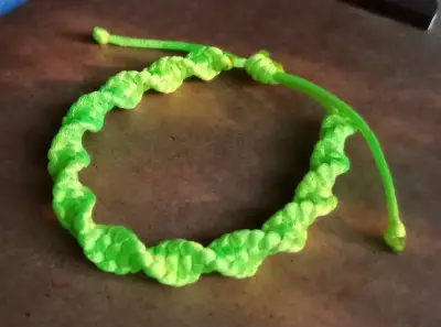 Pulsera de macramé verde neón - miniatura 1