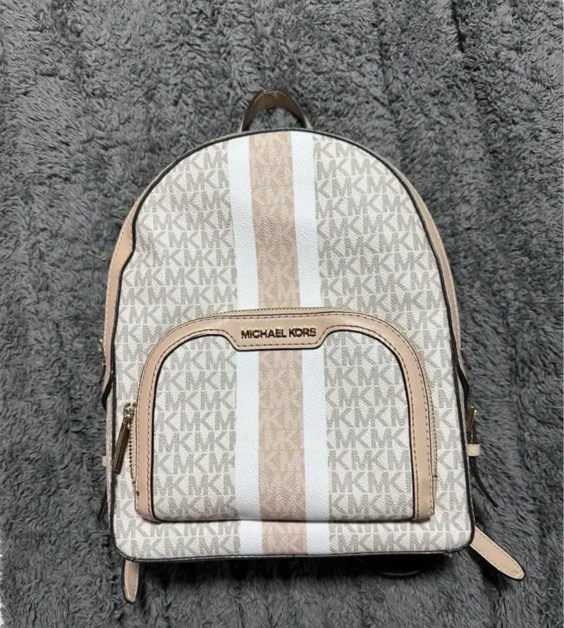 Mochila Michael Kors beige y blanca - 1