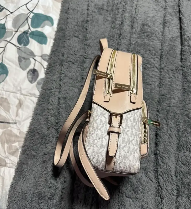 Mochila Michael Kors beige y blanca - 2