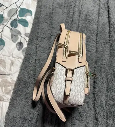 Mochila Michael Kors beige y blanca - miniatura 2
