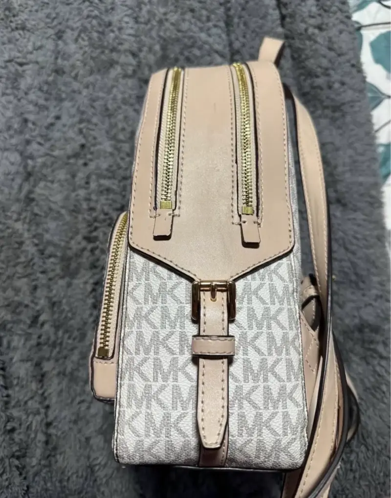 Mochila Michael Kors beige y blanca - 4