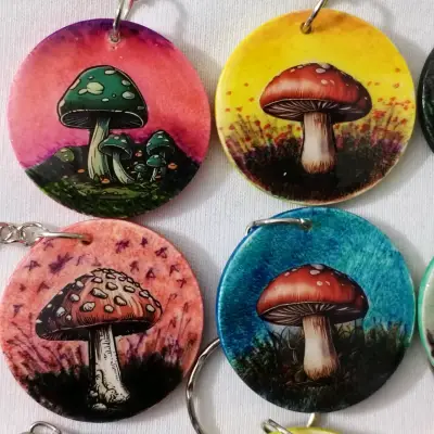 Llavero de hongos coloridos - miniatura 2