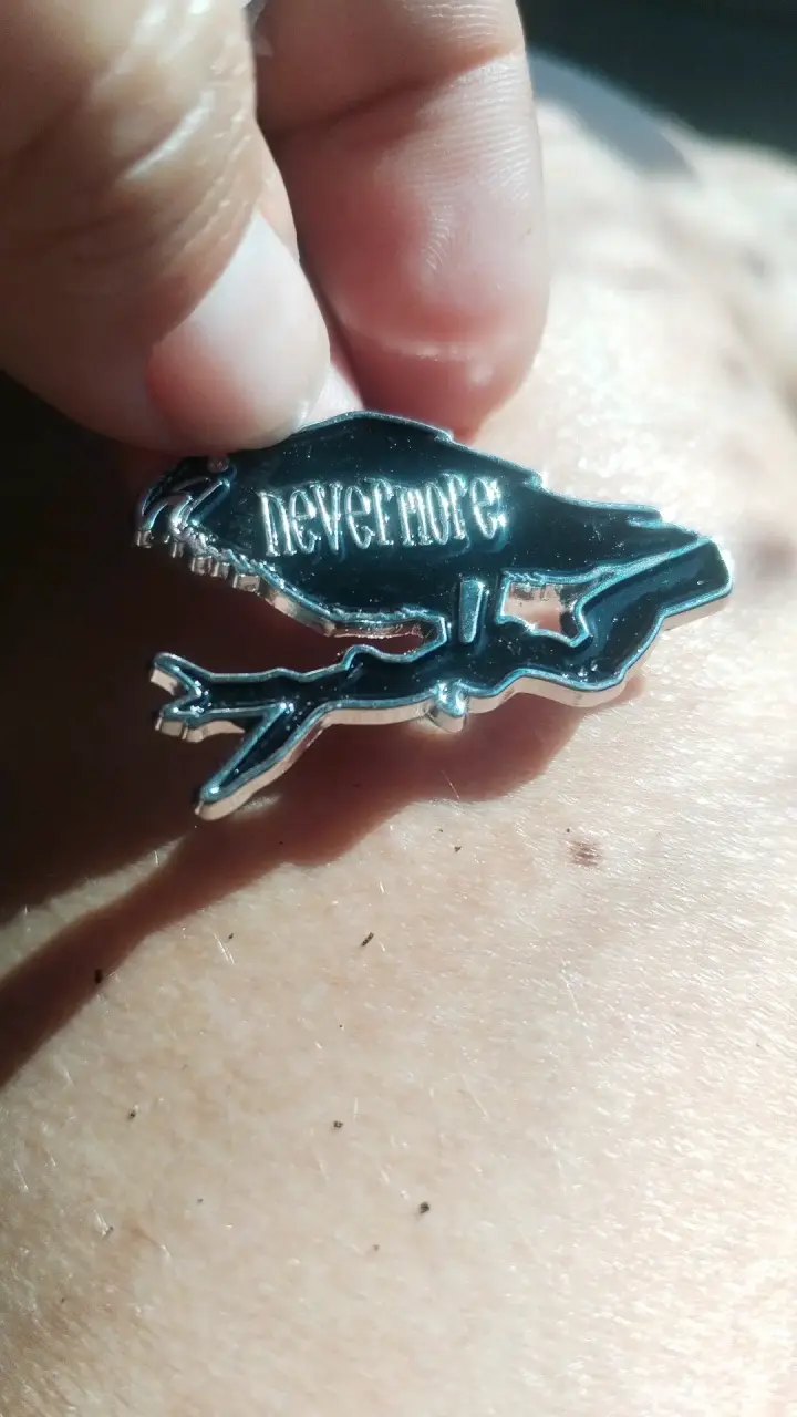 Pin metálico cuervo 'Nevermore'