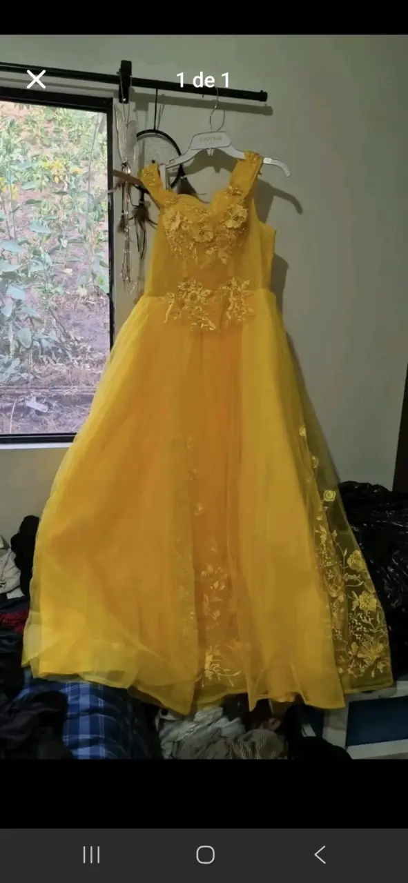 Vestido amarillo con bordados