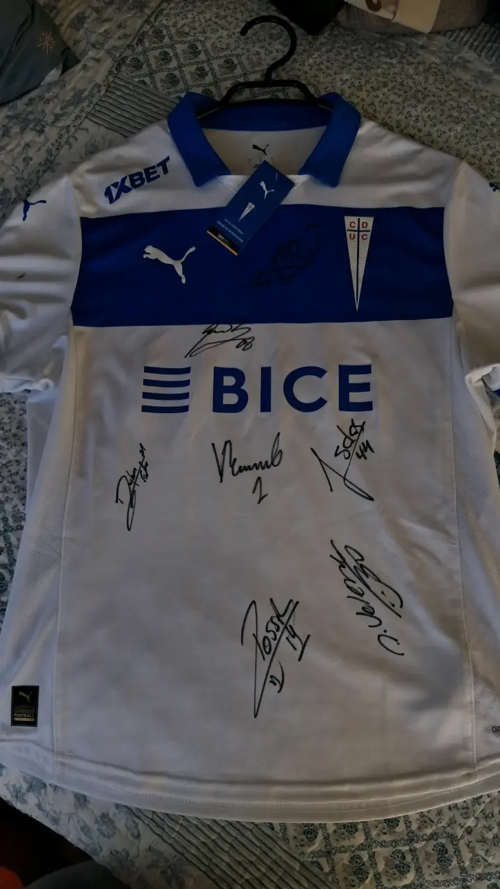 Polera UC firmada Nueva - 1