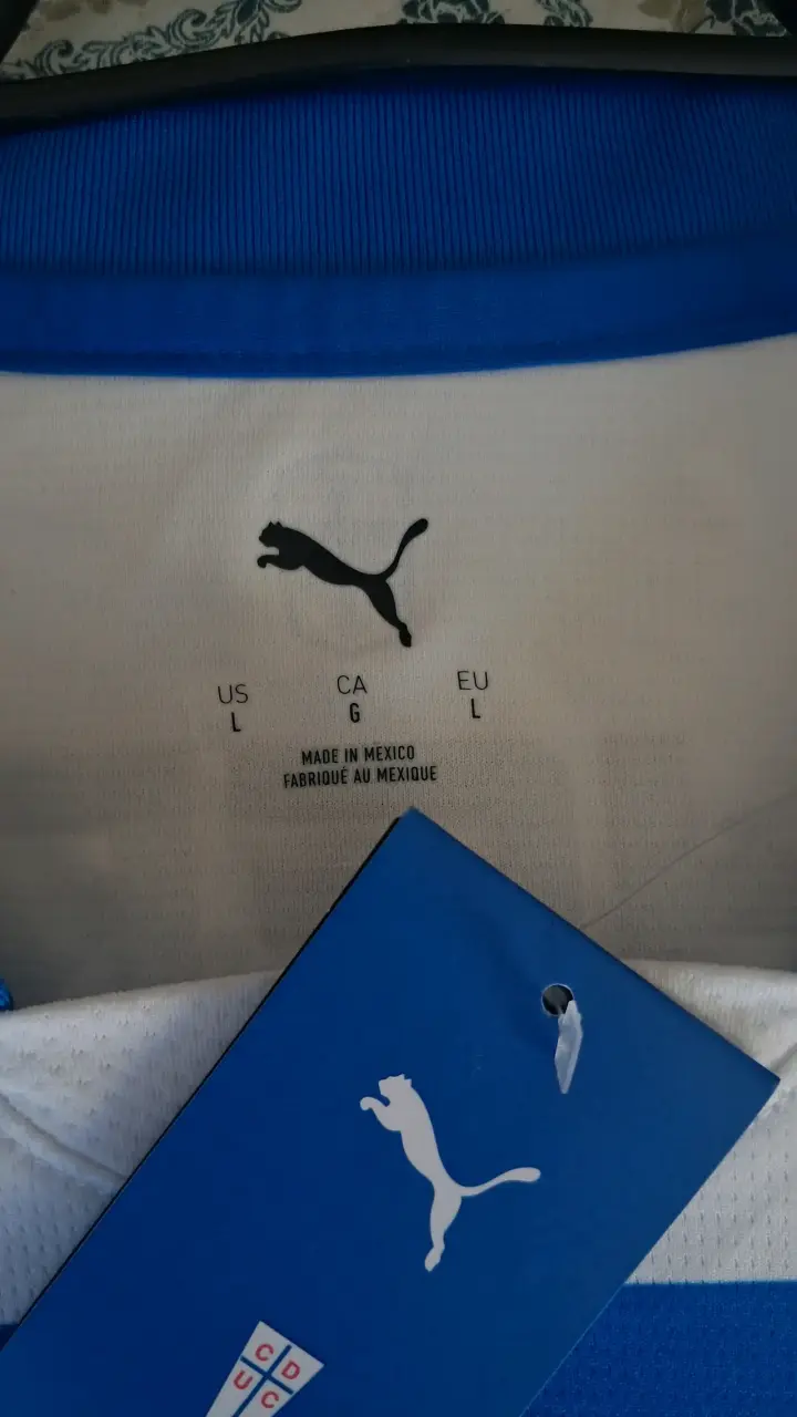 Polera UC firmada Nueva - 3