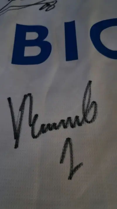 Polera UC firmada Nueva - miniatura 6