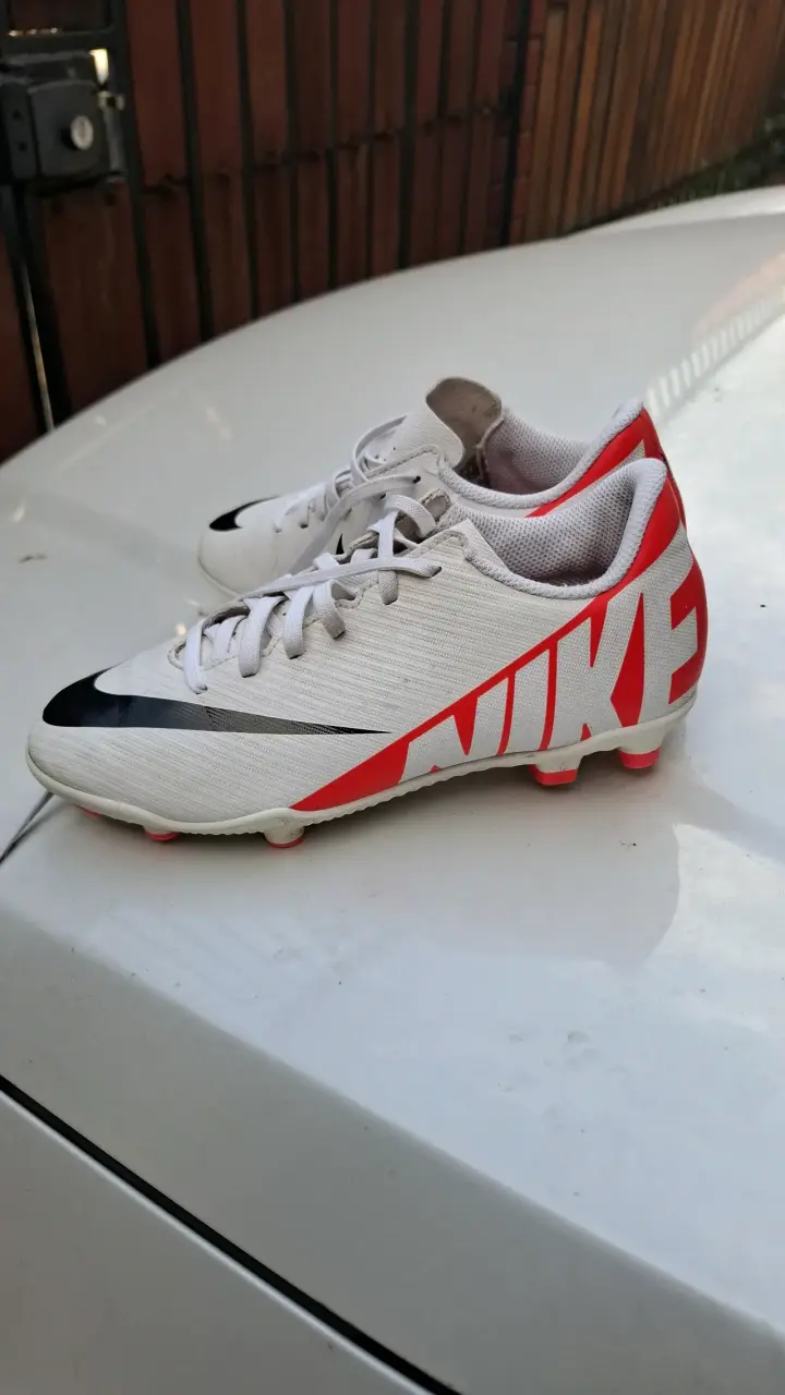 Zapatos deportivos Nike blanco y rojo - 1