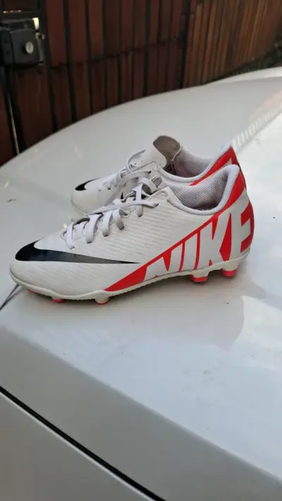 Zapatos deportivos Nike blanco y rojo - miniatura 1