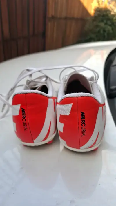 Zapatos deportivos Nike blanco y rojo - miniatura 2