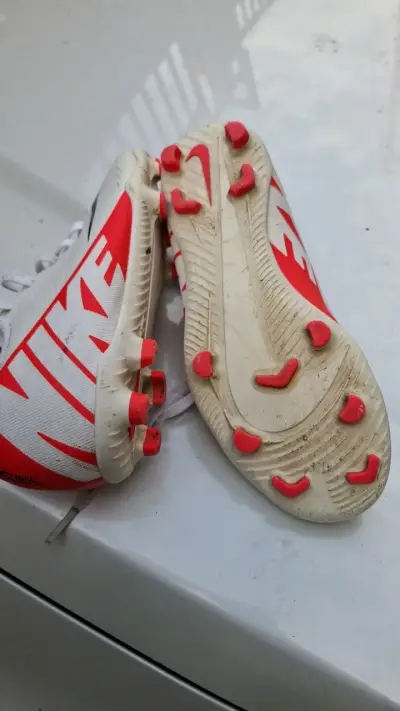 Zapatos deportivos Nike blanco y rojo - miniatura 3
