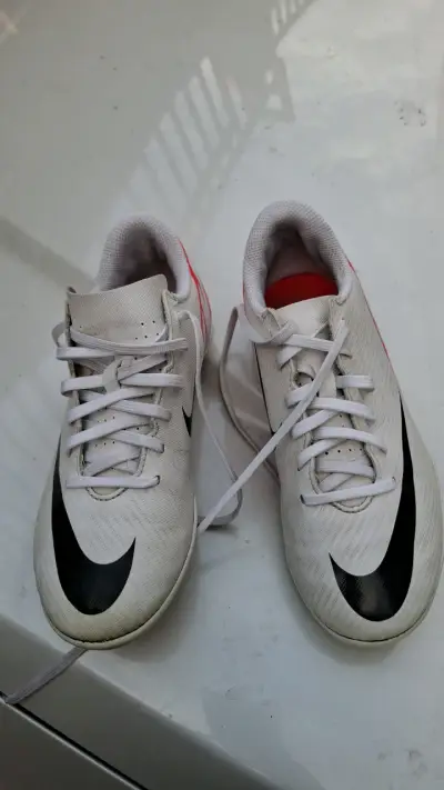 Zapatos deportivos Nike blanco y rojo - miniatura 4