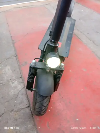 Scooter eléctrico con luz delantera - miniatura 1