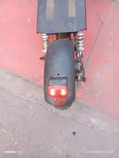 Scooter eléctrico con luz delantera - miniatura 3