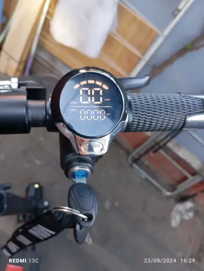 Scooter eléctrico con luz delantera - miniatura 4