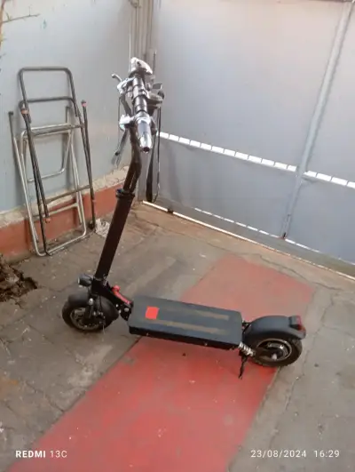 Scooter eléctrico con luz delantera - miniatura 5