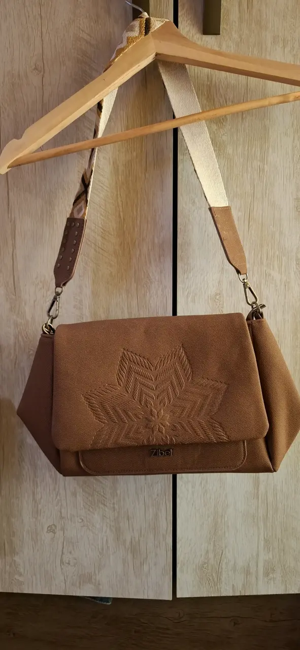 Cartera marrón con diseño floral - 1