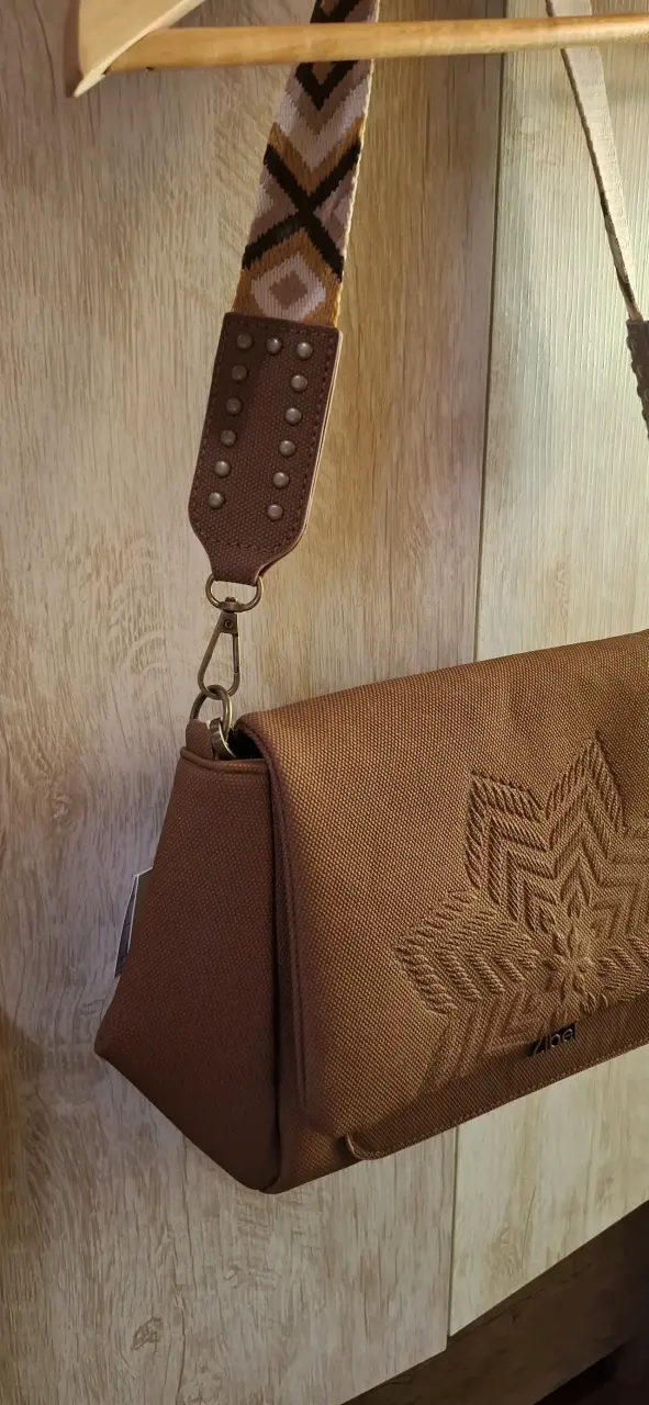 Cartera marrón con diseño floral - 2