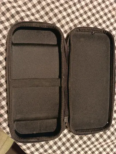 Estuche negro Nintendo Switch - miniatura 3