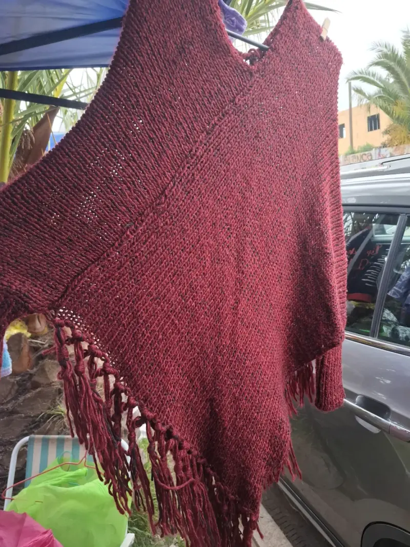 Poncho rojo tejido a mano