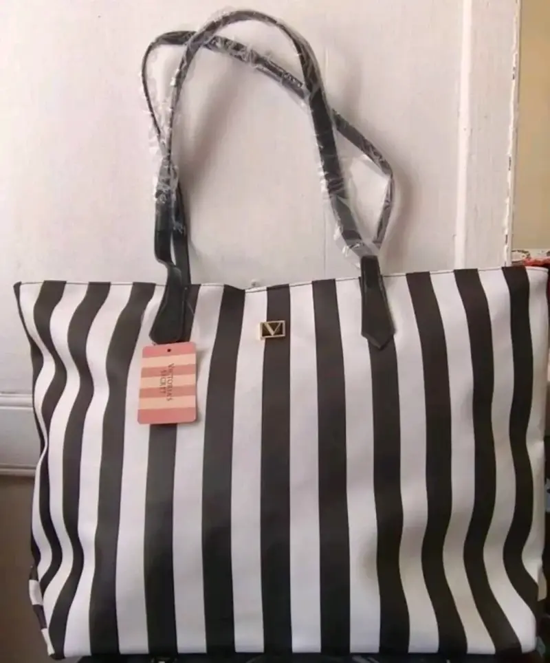 Bolso rayado blanco y negro Victoria Secret