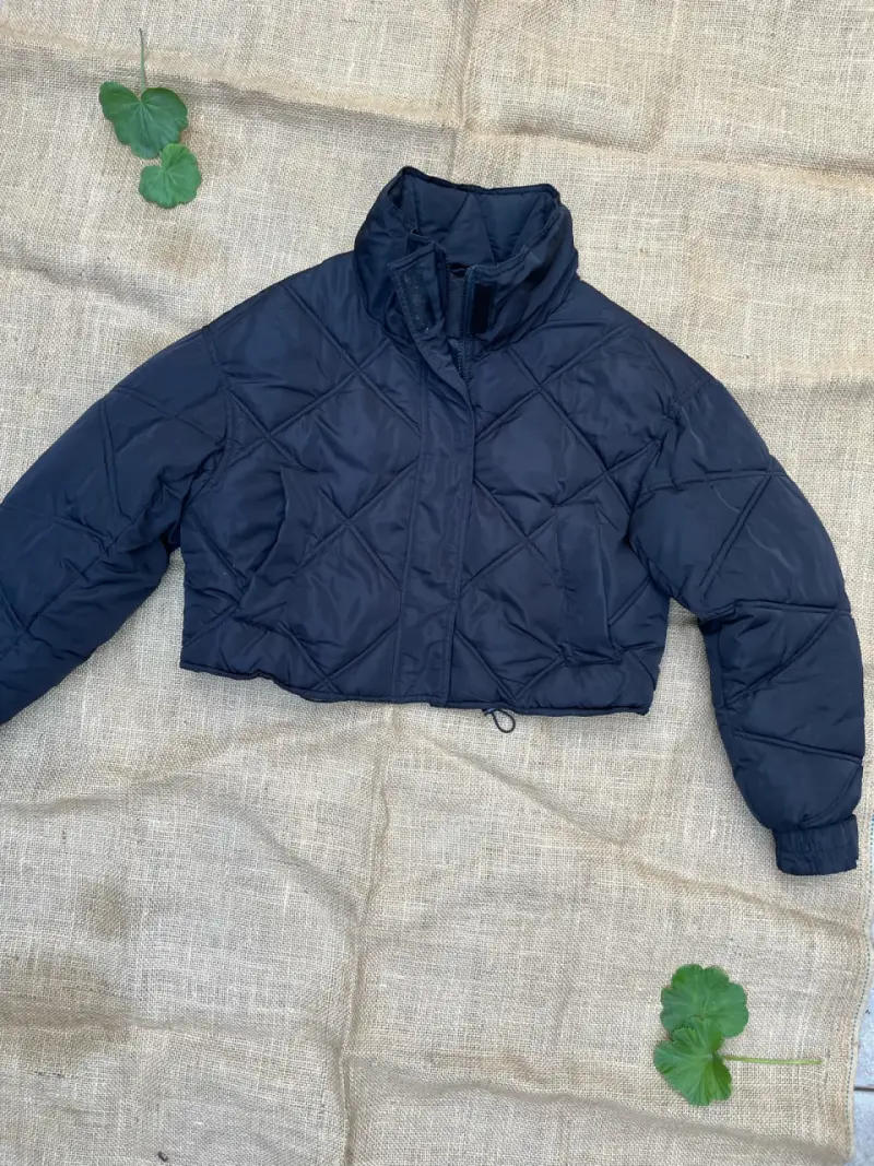 Chaqueta abrigada negra acolchonada
