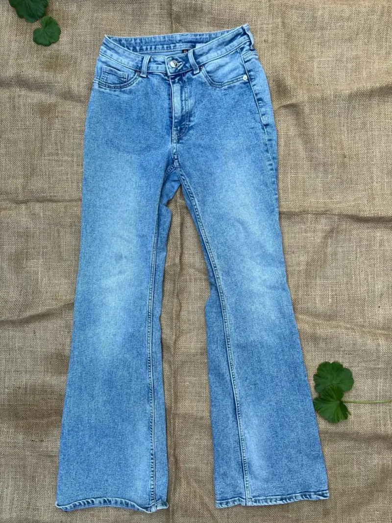 Jeans azul claro acampanado