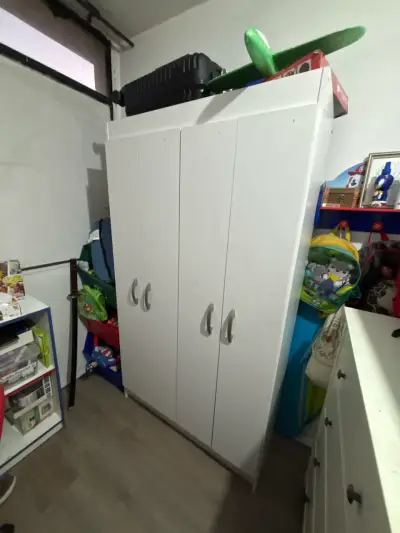 Clóset Armario blanco de cuatro puertas - miniatura 1