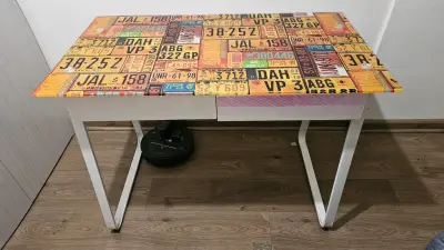 Escritorio con diseño de placas - miniatura 1