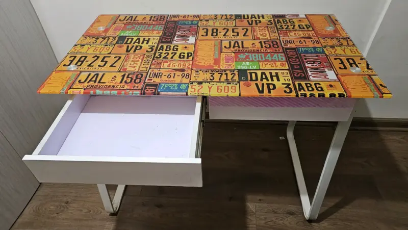 Escritorio con diseño de placas - 2
