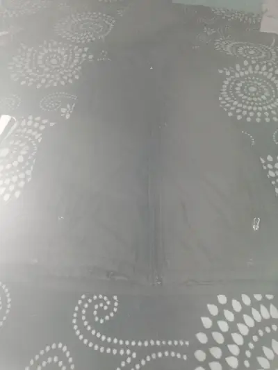 Chaqueta negra con capucha - miniatura 1