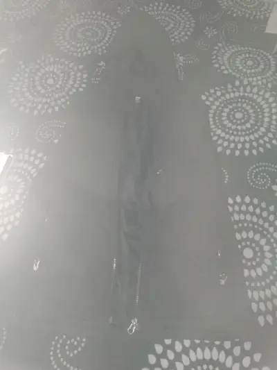 Chaqueta negra con capucha - miniatura 2