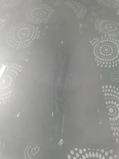 Chaqueta negra con capucha - miniatura 3