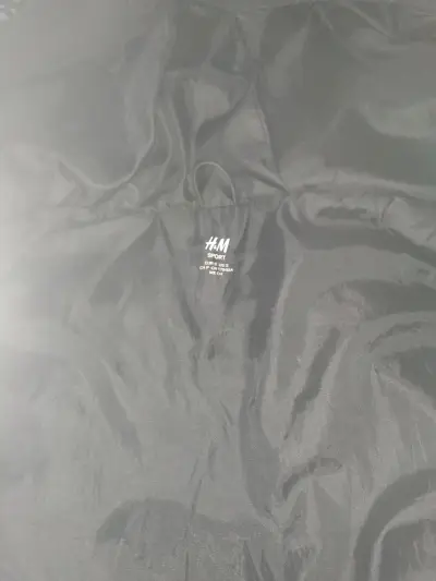 Chaqueta negra con capucha - miniatura 4