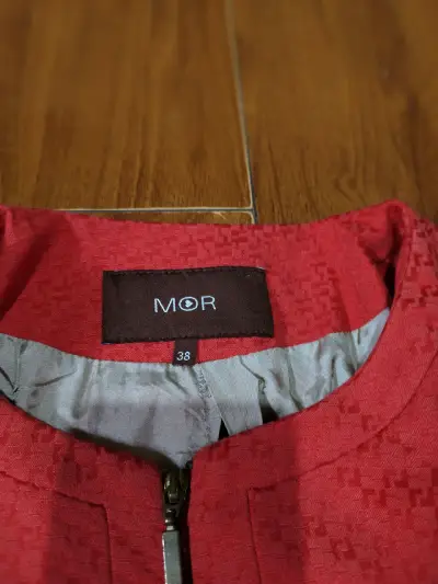 Chaqueta roja de mujer - miniatura 3