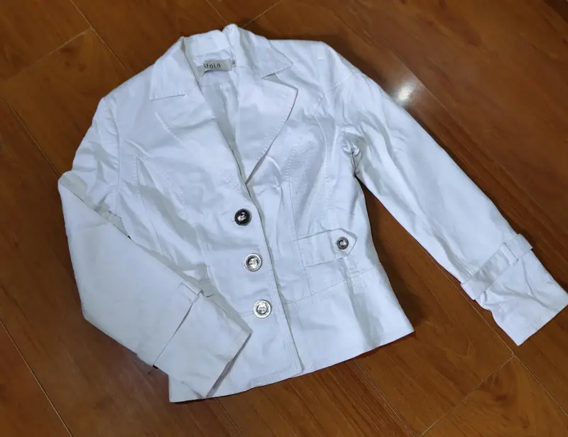 Blazer blanco con botones - 1