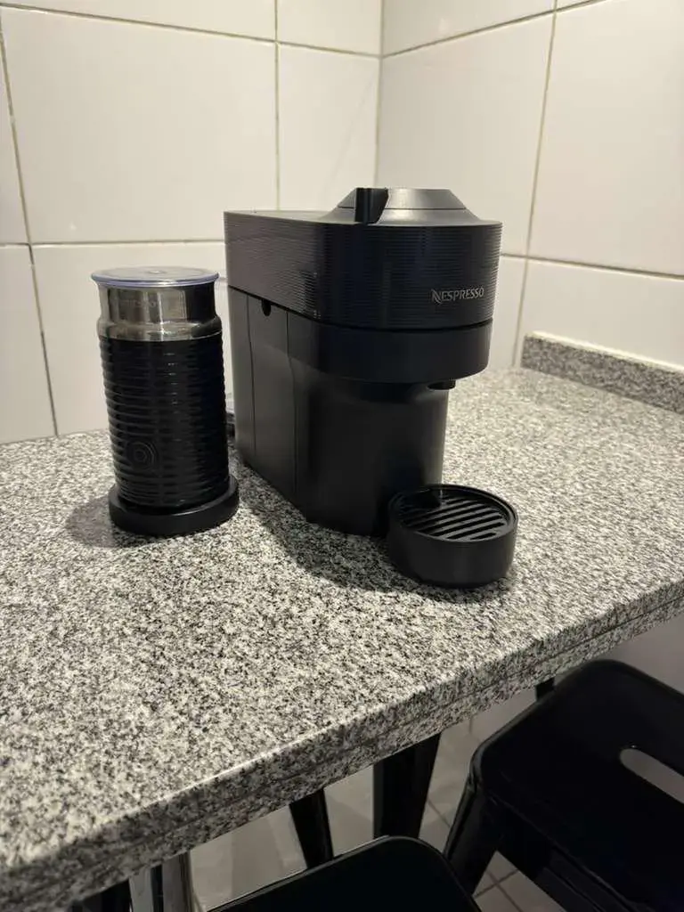 Máquina de café Nespresso negra