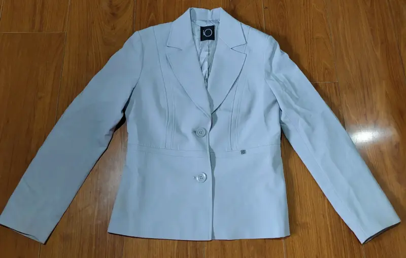 Blazer gris claro con botones